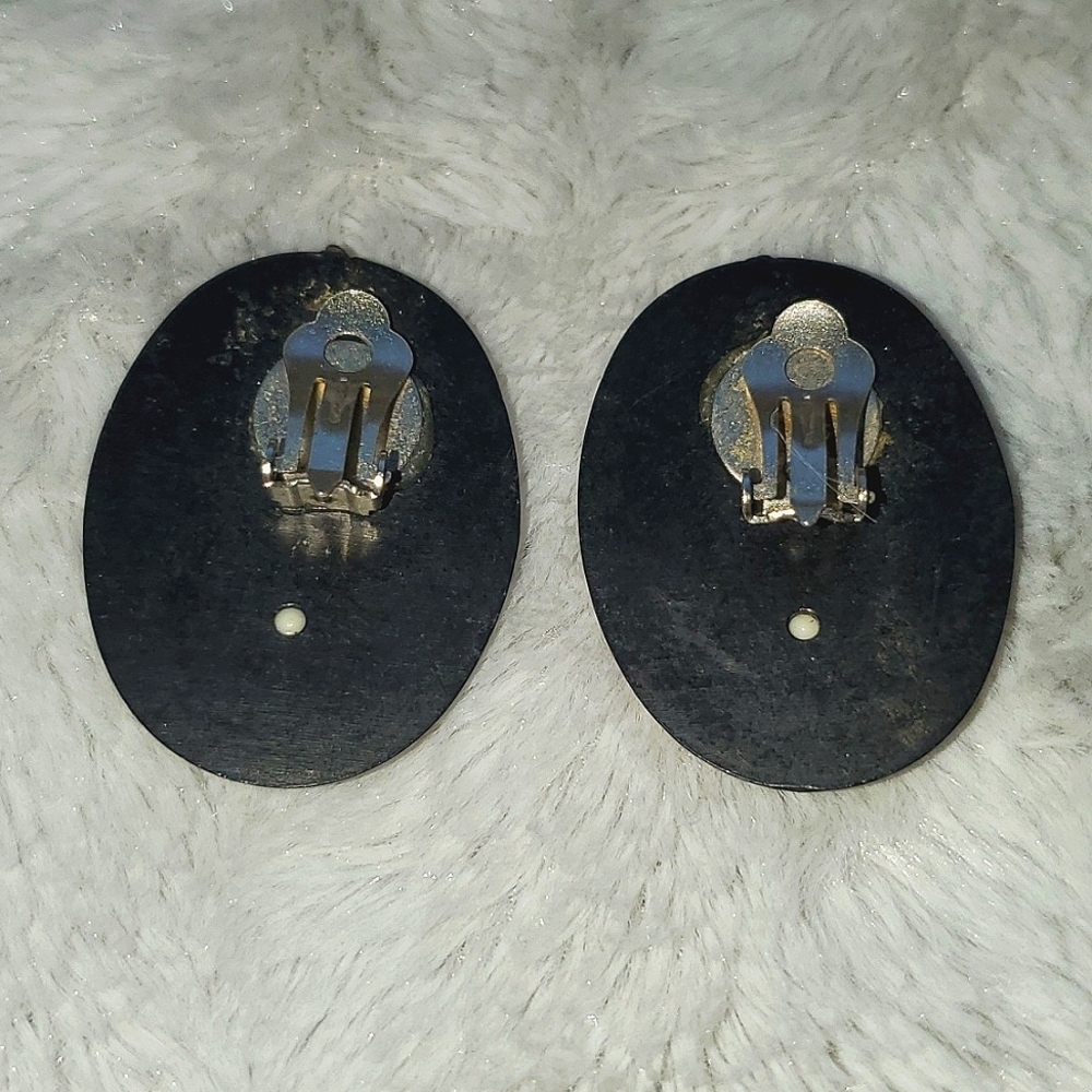 Vintage Clip-On Cameo Earrings - Picture 3 of 6